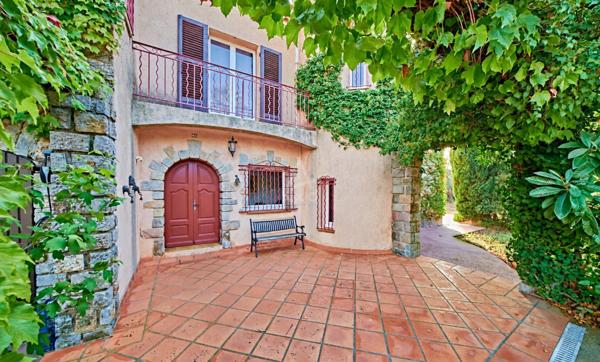 Villa d'exception dans un domaine confidentiel  - 3 400 000 € - La Londe-Les-Maure (83)