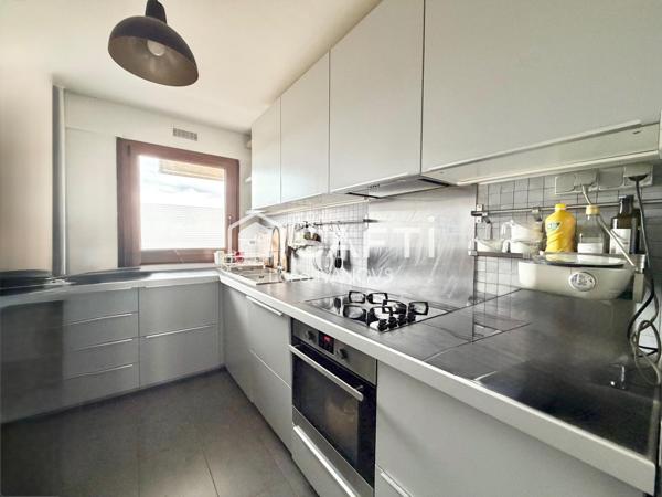 Appartement traversant à 10 minutes à pied du RER