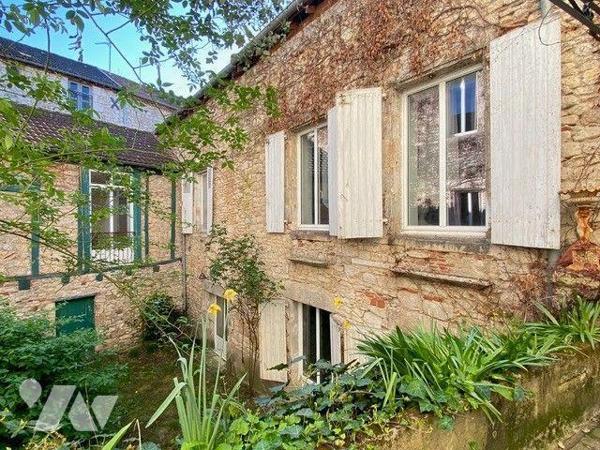 A VENDRE : Grande maison de ville en pierre, idéal pour deux familles, ou pour location saisonn...