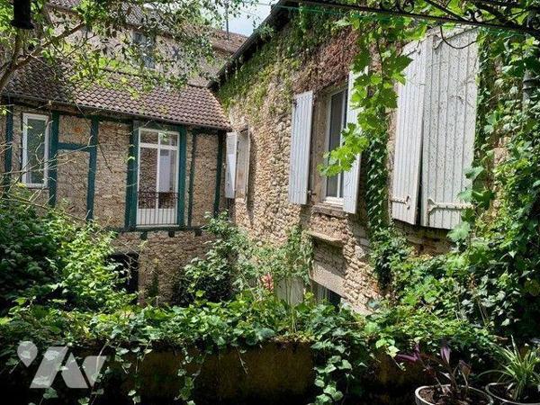A VENDRE : Grande maison de ville en pierre, idéal pour deux familles, ou pour location saisonn...