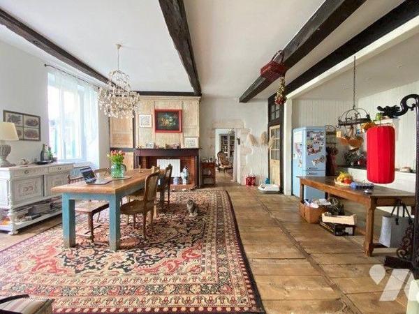 A VENDRE : Grande maison de ville en pierre, idéal pour deux familles, ou pour location saisonn...