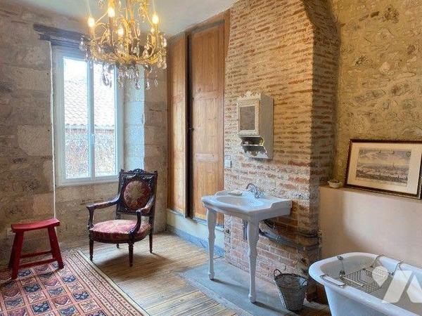 A VENDRE : Grande maison de ville en pierre, idéal pour deux familles, ou pour location saisonn...