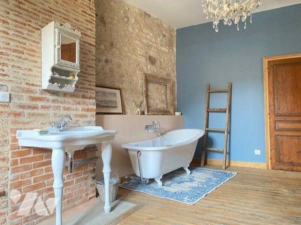 A VENDRE : Grande maison de ville en pierre, idéal pour deux familles, ou pour location saisonn...