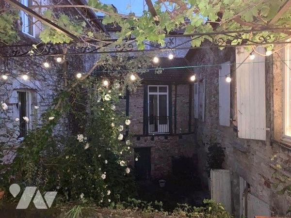 A VENDRE : Grande maison de ville en pierre, idéal pour deux familles, ou pour location saisonn...