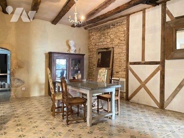 A VENDRE : Grande maison de ville en pierre, idéal pour deux familles, ou pour location saisonn...