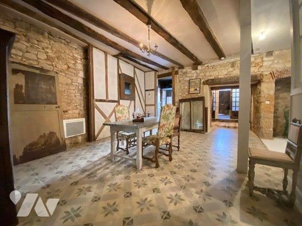 A VENDRE : Grande maison de ville en pierre, idéal pour deux familles, ou pour location saisonn...