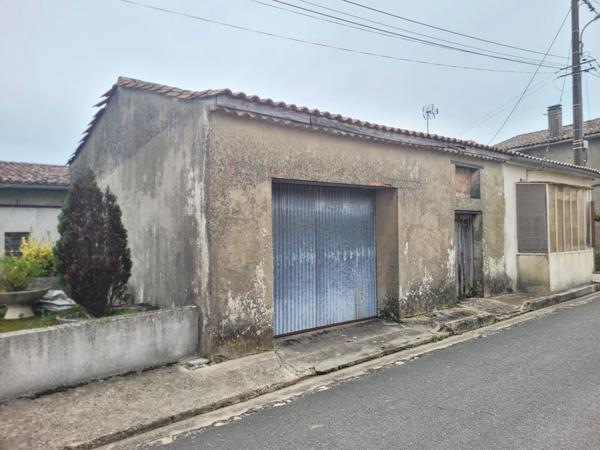 GARAGE EN PIERRE EN PLEIN CENTRE DE SAINT ESTEPHE