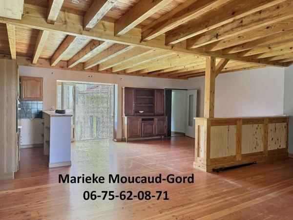 RETOURNAC 43130 maison en pierre  à rénover 160 m² avec petit terrain et cour avant