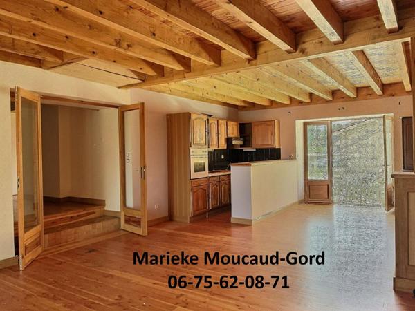 RETOURNAC 43130 maison en pierre  à rénover 160 m² avec petit terrain et cour avant