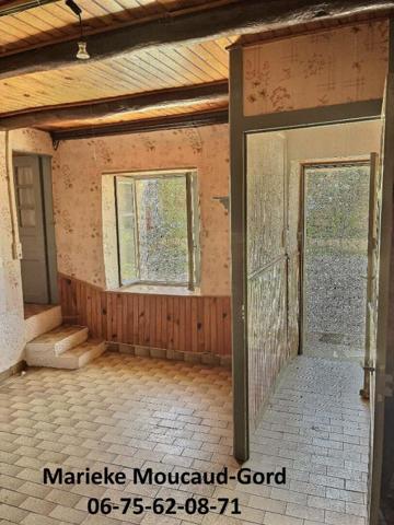 RETOURNAC 43130 maison en pierre  à rénover 160 m² avec petit terrain et cour avant