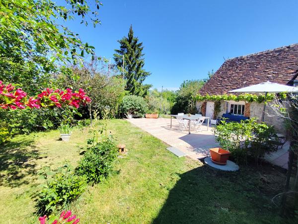 Maison à vendre à Arcisses - Charme et espace au rendez-vous !