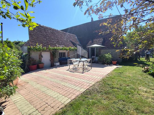 Maison à vendre à Arcisses - Charme et espace au rendez-vous !