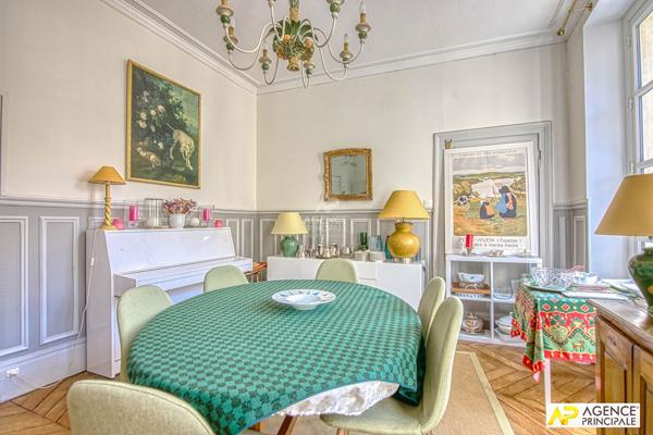 Versailles Notre-Dame Appartement 124.27 m² carrez traversant sud nord situé au 1er étage d'un très bel immeuble 18ème avec jardin privatif 1 442 000 € **  - Référence  28360