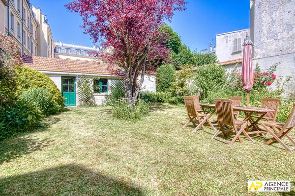 Versailles Notre-Dame Appartement 124.27 m² carrez traversant sud nord situé au 1er étage d'un très bel immeuble 18ème avec jardin privatif 1 442 000 € **  - Référence  28360