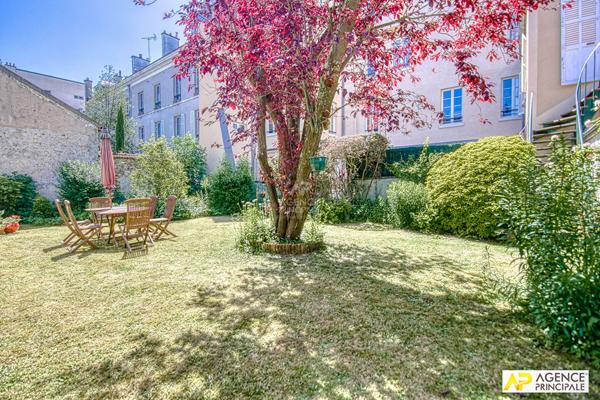 Versailles Notre-Dame Appartement 124.27 m² carrez traversant sud nord situé au 1er étage d'un très bel immeuble 18ème avec jardin privatif 1 442 000 € **  - Référence  28360