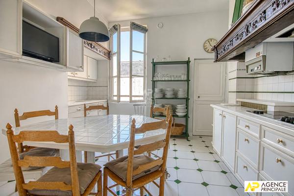 Versailles Notre-Dame Appartement 124.27 m² carrez traversant sud nord situé au 1er étage d'un très bel immeuble 18ème avec jardin privatif 1 442 000 € **  - Référence  28360