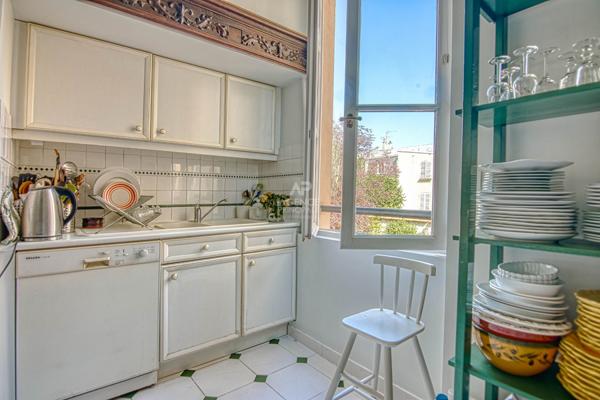 Versailles Notre-Dame Appartement 124.27 m² carrez traversant sud nord situé au 1er étage d'un très bel immeuble 18ème avec jardin privatif 1 442 000 € **  - Référence  28360