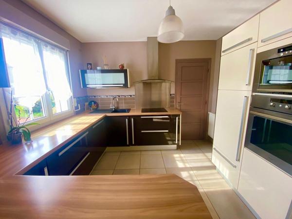 Maison de 174 m², avec vie de plain-pied, 6 chambres et jardin arboré-paysagé de 995 m².