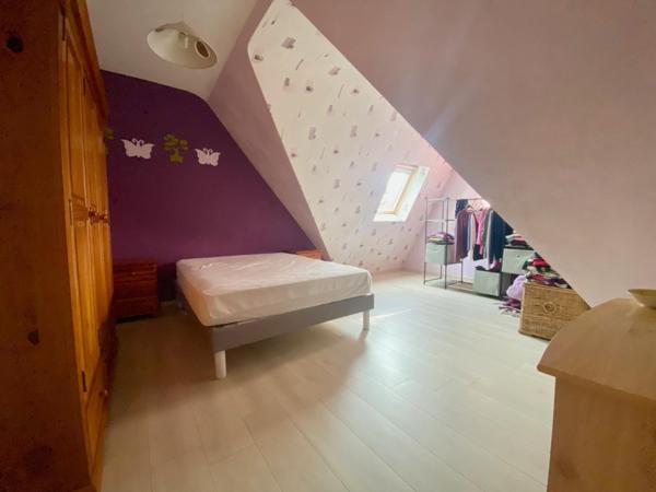 Maison de 174 m², avec vie de plain-pied, 6 chambres et jardin arboré-paysagé de 995 m².