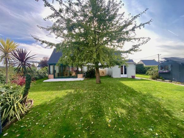 Maison de 174 m², avec vie de plain-pied, 6 chambres et jardin arboré-paysagé de 995 m².