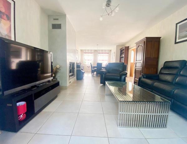 Maison de 174 m², avec vie de plain-pied, 6 chambres et jardin arboré-paysagé de 995 m².