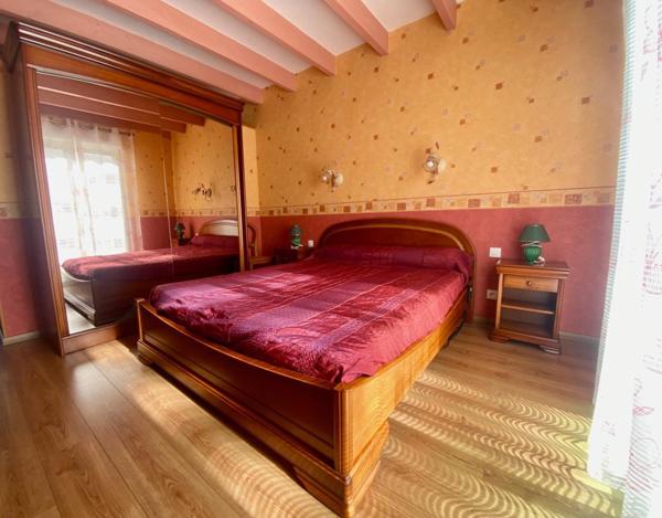 Maison de 174 m², avec vie de plain-pied, 6 chambres et jardin arboré-paysagé de 995 m².