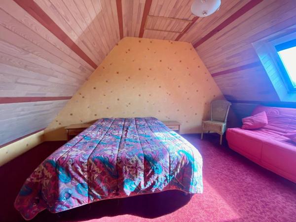 Maison de 174 m², avec vie de plain-pied, 6 chambres et jardin arboré-paysagé de 995 m².