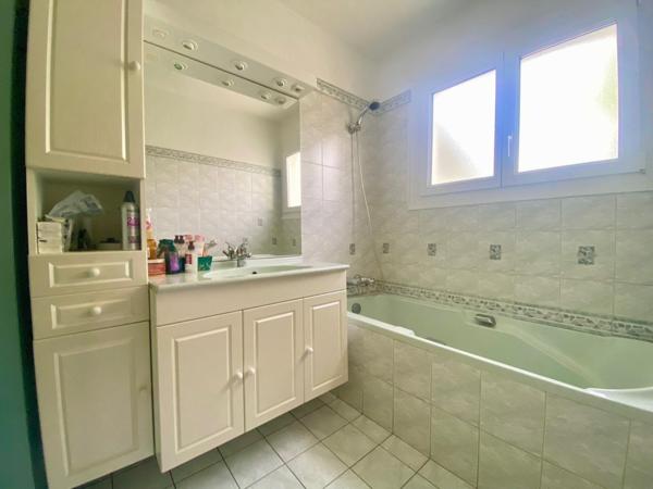 Maison de 174 m², avec vie de plain-pied, 6 chambres et jardin arboré-paysagé de 995 m².