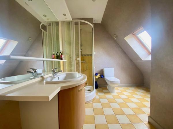 Maison de 174 m², avec vie de plain-pied, 6 chambres et jardin arboré-paysagé de 995 m².