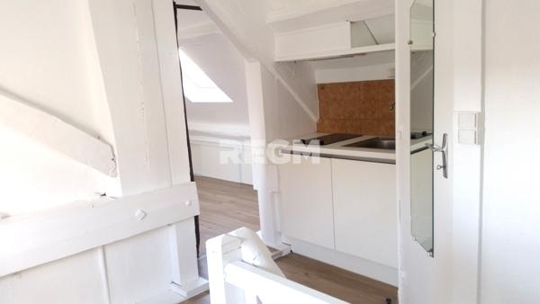 Mennecy (91540) Appartement F1 au dernier étage, lumineux et bien situé à Mennecy