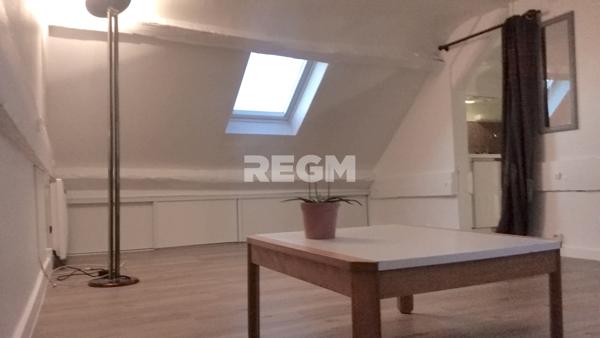 Mennecy (91540) Appartement F1 au dernier étage, lumineux et bien situé à Mennecy