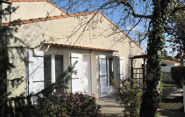 SAUJON- MAISON SUR UN TERRAIN CLOS ET ARBORE D’ENVIURON 455 M²