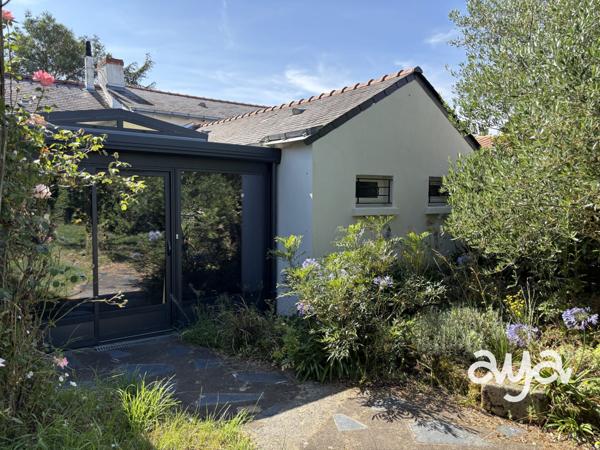 Maison de caractère sur terrain de près d’1 hectare – Beaux volumes, dépendances, verger