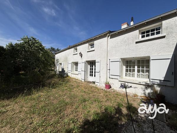 Maison de caractère sur terrain de près d’1 hectare – Beaux volumes, dépendances, verger