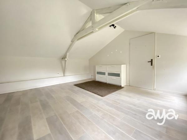 Maison de caractère sur terrain de près d’1 hectare – Beaux volumes, dépendances, verger