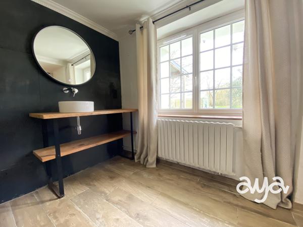 Maison de caractère sur terrain de près d’1 hectare – Beaux volumes, dépendances, verger