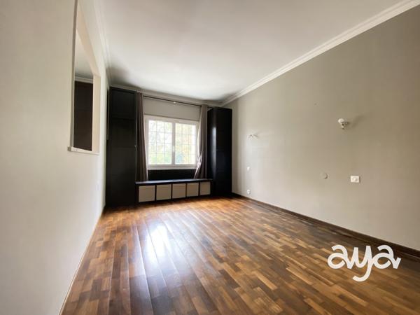 Maison de caractère sur terrain de près d’1 hectare – Beaux volumes, dépendances, verger