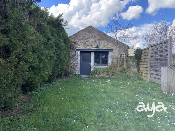 Maison de caractère sur terrain de près d’1 hectare – Beaux volumes, dépendances, verger