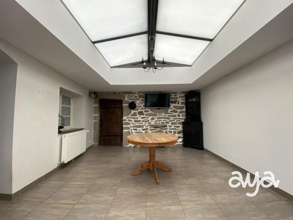 Maison de caractère sur terrain de près d’1 hectare – Beaux volumes, dépendances, verger