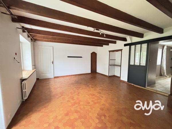 Maison de caractère sur terrain de près d’1 hectare – Beaux volumes, dépendances, verger