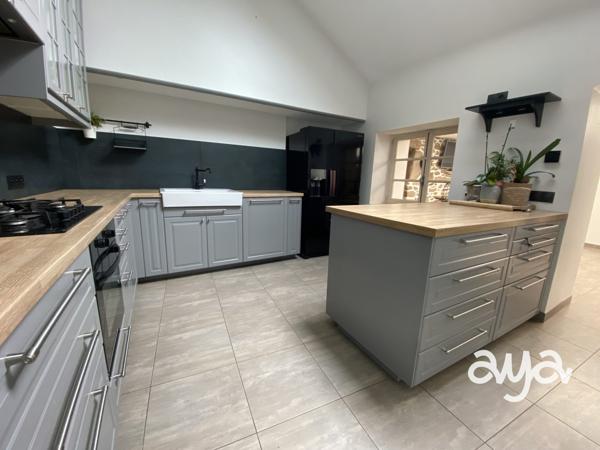 Maison de caractère sur terrain de près d’1 hectare – Beaux volumes, dépendances, verger