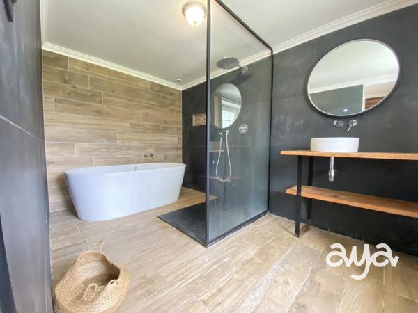 Maison de caractère sur terrain de près d’1 hectare – Beaux volumes, dépendances, verger