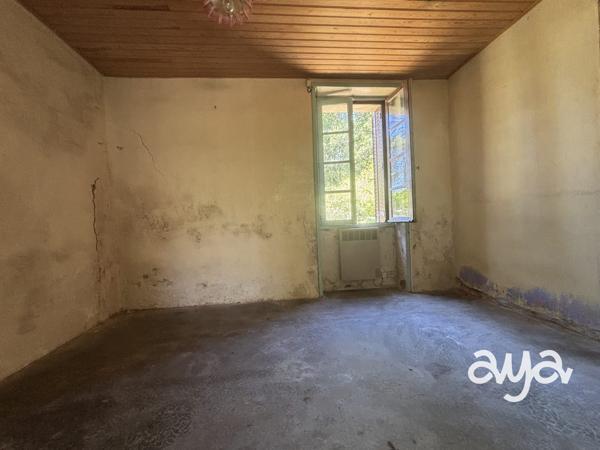 LONGÈRE EN PIERRE À RÉNOVER – ENVIRONNEMENT VERDOYANT EN IMPASSE