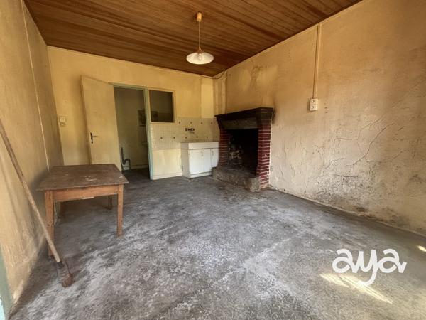 LONGÈRE EN PIERRE À RÉNOVER – ENVIRONNEMENT VERDOYANT EN IMPASSE