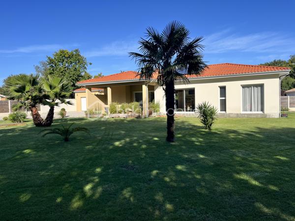 Coup de cœur pour cette maison de 2021, encore sous garantie décennale, située dans un environnement calme et verdoyant, à seulement 2,5 km du centre de Soulac-sur-Mer et proche de la plage.

Dès l’entrée, vous serez séduit par sa belle pièce de vie lumineuse avec cuisine ouverte, idéale pour partager des moments conviviaux. Un cellier vient compléter l’espace pour plus de praticité.

La maison offre 3 chambres, dont 2 suites parentales, ainsi que 2 WC indépendants : un agencement parfait pour le confort de toute la famille ou pour recevoir.

À l’extérieur, vous profitez d’un magnifique terrain arboré de 1 486 m² avec portail électrique, d’un garage de 24 m², ainsi que d’un puits foré.

Les + qui font la différence :
•⁠  ⁠Panneaux solaires
•⁠  ⁠Domotique
•⁠  ⁠Robot tondeuse inclus

Une maison moderne, fonctionnelle et parfaitement entretenue, où vous n’avez plus qu’à poser vos valises.