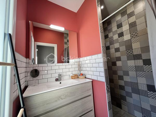 Coup de cœur pour cette maison de 2021, encore sous garantie décennale, située dans un environnement calme et verdoyant, à seulement 2,5 km du centre de Soulac-sur-Mer et proche de la plage.

Dès l’entrée, vous serez séduit par sa belle pièce de vie lumineuse avec cuisine ouverte, idéale pour partager des moments conviviaux. Un cellier vient compléter l’espace pour plus de praticité.

La maison offre 3 chambres, dont 2 suites parentales, ainsi que 2 WC indépendants : un agencement parfait pour le confort de toute la famille ou pour recevoir.

À l’extérieur, vous profitez d’un magnifique terrain arboré de 1 486 m² avec portail électrique, d’un garage de 24 m², ainsi que d’un puits foré.

Les + qui font la différence :
•⁠  ⁠Panneaux solaires
•⁠  ⁠Domotique
•⁠  ⁠Robot tondeuse inclus

Une maison moderne, fonctionnelle et parfaitement entretenue, où vous n’avez plus qu’à poser vos valises.