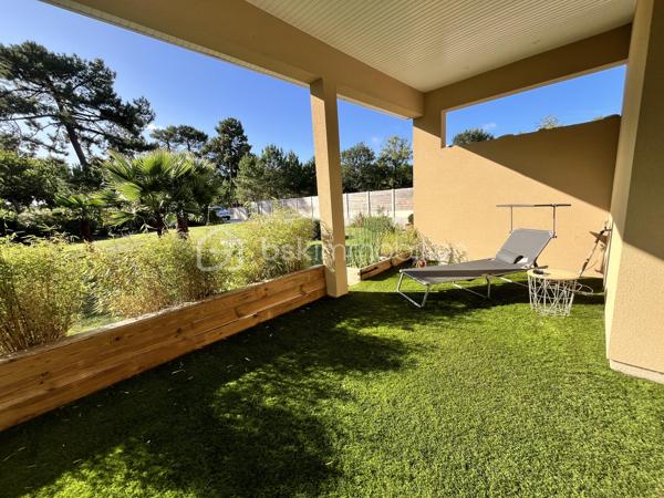 Coup de cœur pour cette maison de 2021, encore sous garantie décennale, située dans un environnement calme et verdoyant, à seulement 2,5 km du centre de Soulac-sur-Mer et proche de la plage.

Dès l’entrée, vous serez séduit par sa belle pièce de vie lumineuse avec cuisine ouverte, idéale pour partager des moments conviviaux. Un cellier vient compléter l’espace pour plus de praticité.

La maison offre 3 chambres, dont 2 suites parentales, ainsi que 2 WC indépendants : un agencement parfait pour le confort de toute la famille ou pour recevoir.

À l’extérieur, vous profitez d’un magnifique terrain arboré de 1 486 m² avec portail électrique, d’un garage de 24 m², ainsi que d’un puits foré.

Les + qui font la différence :
•⁠  ⁠Panneaux solaires
•⁠  ⁠Domotique
•⁠  ⁠Robot tondeuse inclus

Une maison moderne, fonctionnelle et parfaitement entretenue, où vous n’avez plus qu’à poser vos valises.