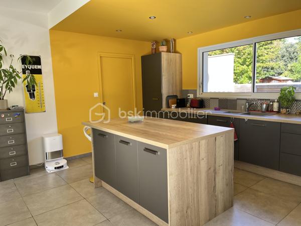 Coup de cœur pour cette maison de 2021, encore sous garantie décennale, située dans un environnement calme et verdoyant, à seulement 2,5 km du centre de Soulac-sur-Mer et proche de la plage.

Dès l’entrée, vous serez séduit par sa belle pièce de vie lumineuse avec cuisine ouverte, idéale pour partager des moments conviviaux. Un cellier vient compléter l’espace pour plus de praticité.

La maison offre 3 chambres, dont 2 suites parentales, ainsi que 2 WC indépendants : un agencement parfait pour le confort de toute la famille ou pour recevoir.

À l’extérieur, vous profitez d’un magnifique terrain arboré de 1 486 m² avec portail électrique, d’un garage de 24 m², ainsi que d’un puits foré.

Les + qui font la différence :
•⁠  ⁠Panneaux solaires
•⁠  ⁠Domotique
•⁠  ⁠Robot tondeuse inclus

Une maison moderne, fonctionnelle et parfaitement entretenue, où vous n’avez plus qu’à poser vos valises.