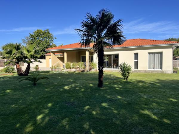 Coup de cœur pour cette maison de 2021, encore sous garantie décennale, située dans un environnement calme et verdoyant, à seulement 2,5 km du centre de Soulac-sur-Mer et proche de la plage.

Dès l’entrée, vous serez séduit par sa belle pièce de vie lumineuse avec cuisine ouverte, idéale pour partager des moments conviviaux. Un cellier vient compléter l’espace pour plus de praticité.

La maison offre 3 chambres, dont 2 suites parentales, ainsi que 2 WC indépendants : un agencement parfait pour le confort de toute la famille ou pour recevoir.

À l’extérieur, vous profitez d’un magnifique terrain arboré de 1 486 m² avec portail électrique, d’un garage de 24 m², ainsi que d’un puits foré.

Les + qui font la différence :
•⁠  ⁠Panneaux solaires
•⁠  ⁠Domotique
•⁠  ⁠Robot tondeuse inclus

Une maison moderne, fonctionnelle et parfaitement entretenue, où vous n’avez plus qu’à poser vos valises.
