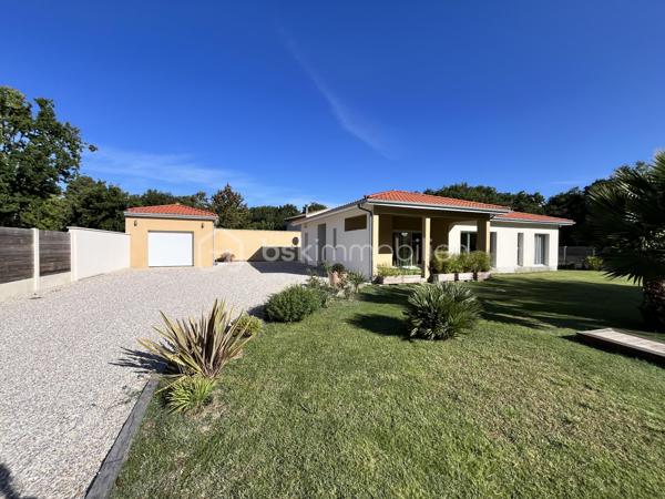 Coup de cœur pour cette maison de 2021, encore sous garantie décennale, située dans un environnement calme et verdoyant, à seulement 2,5 km du centre de Soulac-sur-Mer et proche de la plage.

Dès l’entrée, vous serez séduit par sa belle pièce de vie lumineuse avec cuisine ouverte, idéale pour partager des moments conviviaux. Un cellier vient compléter l’espace pour plus de praticité.

La maison offre 3 chambres, dont 2 suites parentales, ainsi que 2 WC indépendants : un agencement parfait pour le confort de toute la famille ou pour recevoir.

À l’extérieur, vous profitez d’un magnifique terrain arboré de 1 486 m² avec portail électrique, d’un garage de 24 m², ainsi que d’un puits foré.

Les + qui font la différence :
•⁠  ⁠Panneaux solaires
•⁠  ⁠Domotique
•⁠  ⁠Robot tondeuse inclus

Une maison moderne, fonctionnelle et parfaitement entretenue, où vous n’avez plus qu’à poser vos valises.